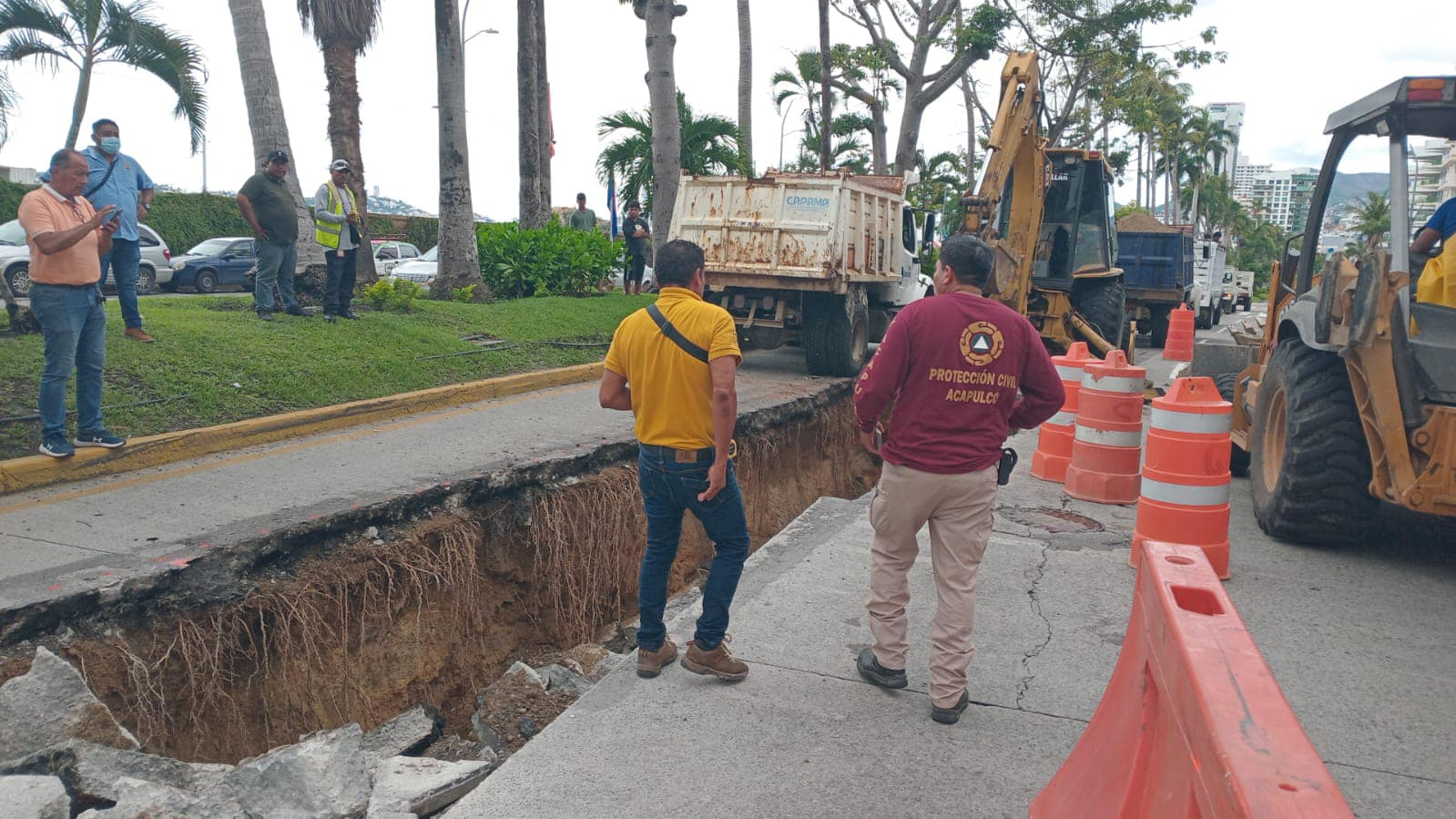 Gobierno de Acapulco atiende socavones en la avenida Costera