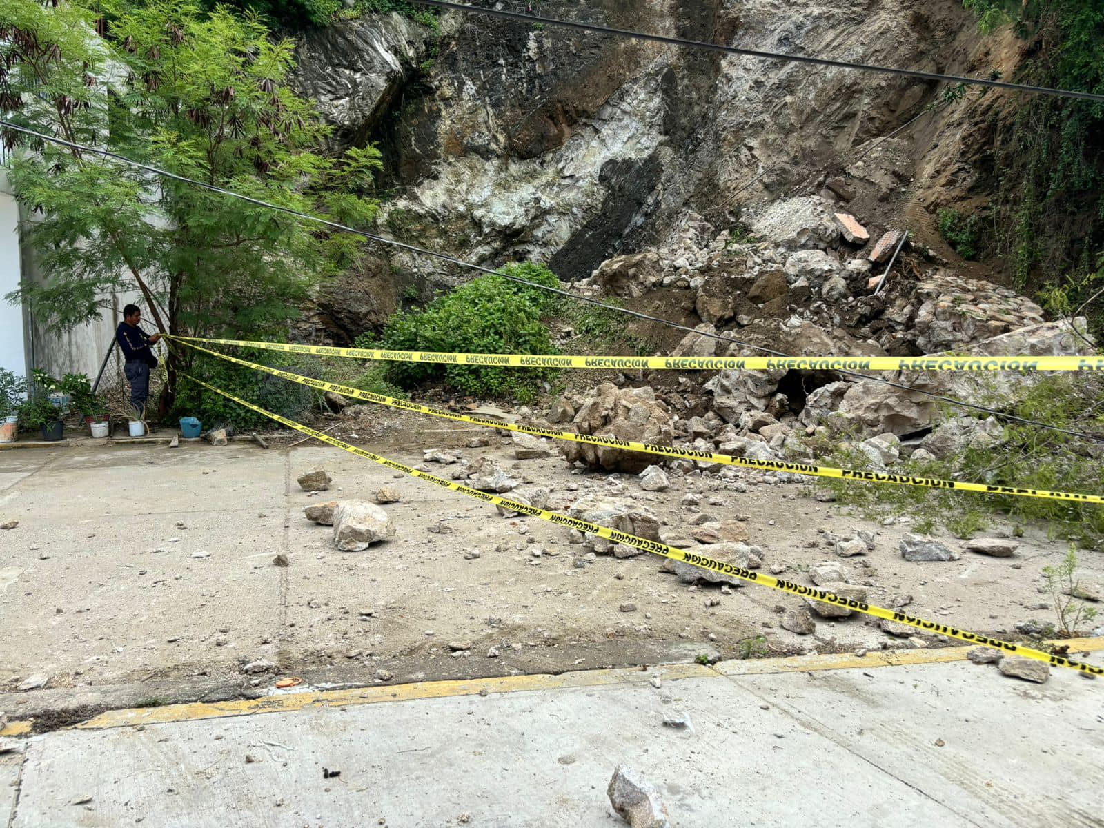 Muro colapsa y árbol obstruye canal en Acapulco