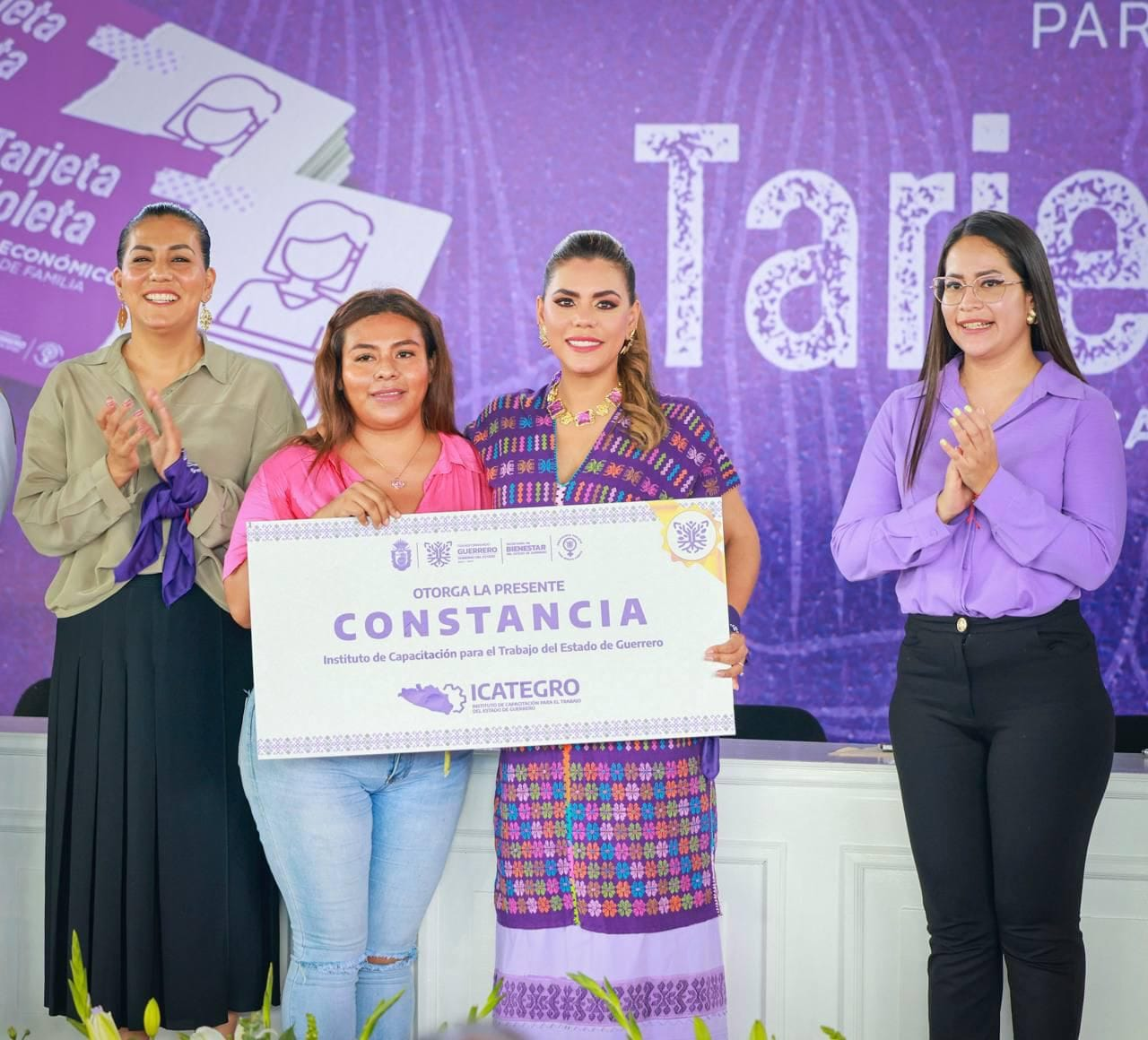 Evelyn Salgado impulsa empoderamiento femenino con Tarjeta Violeta
