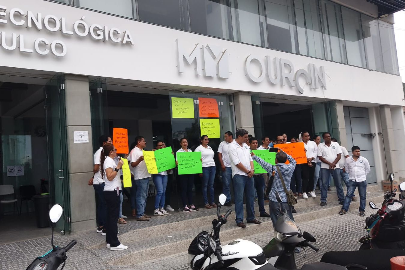 Protestan en la Universidad Tecnológica de Acapulco por aumento en nómina y acoso laboral