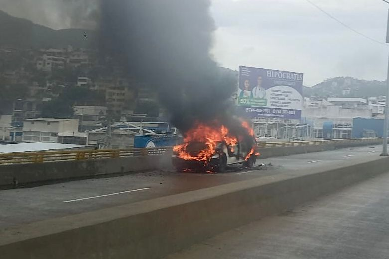 Se incendia camioneta en el puente Bicentenario en Acapulco