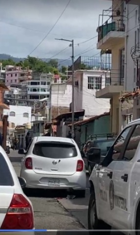Balacera en pleno centro de la ciudad deja policías heridos y desata caos en negocios