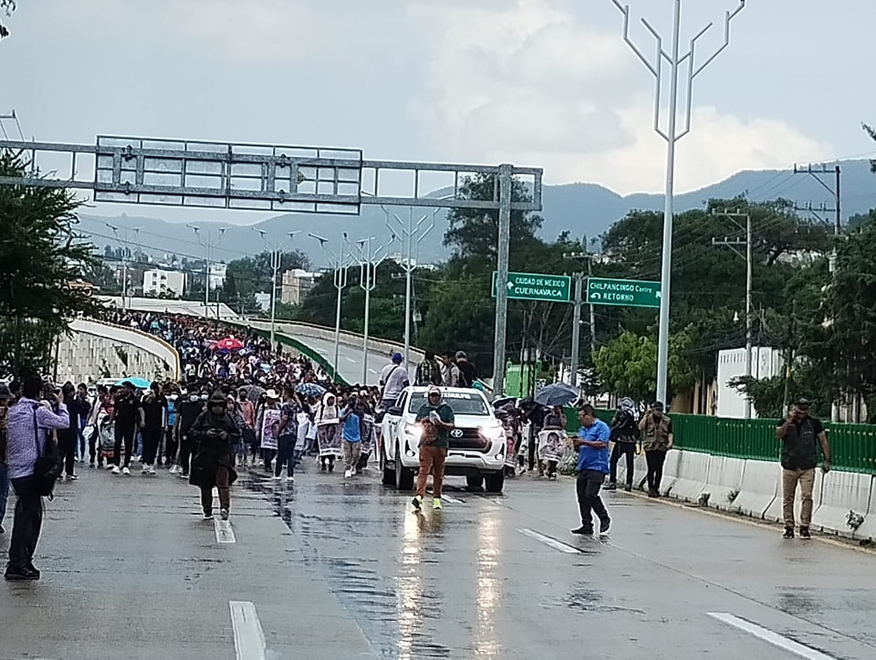 Marcha de normalistas y organizaciones conmemora 10 años de Ayotzinapa