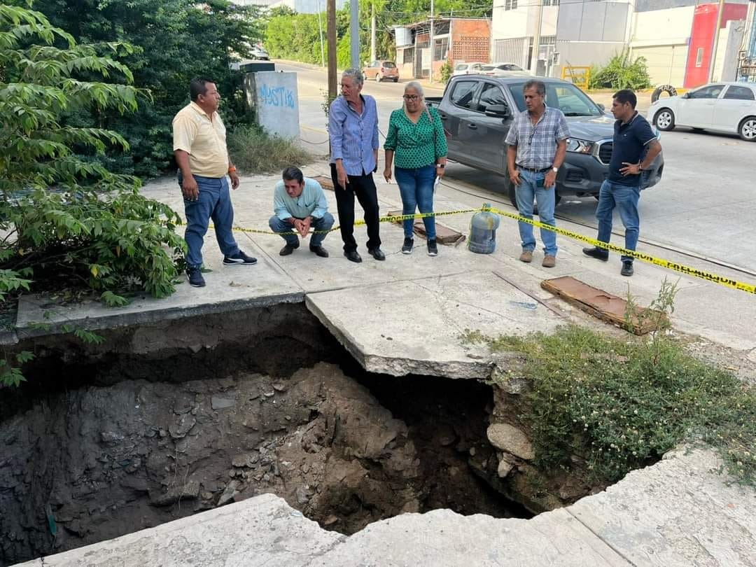 Se desploma banqueta en avenida Farallón por colapso de drenaje; autoridades atienden emergencia