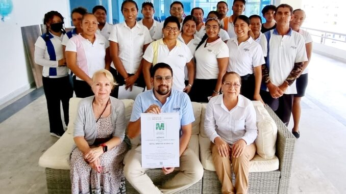 Entregan distintivos de calidad a la industria turística de Guerrero