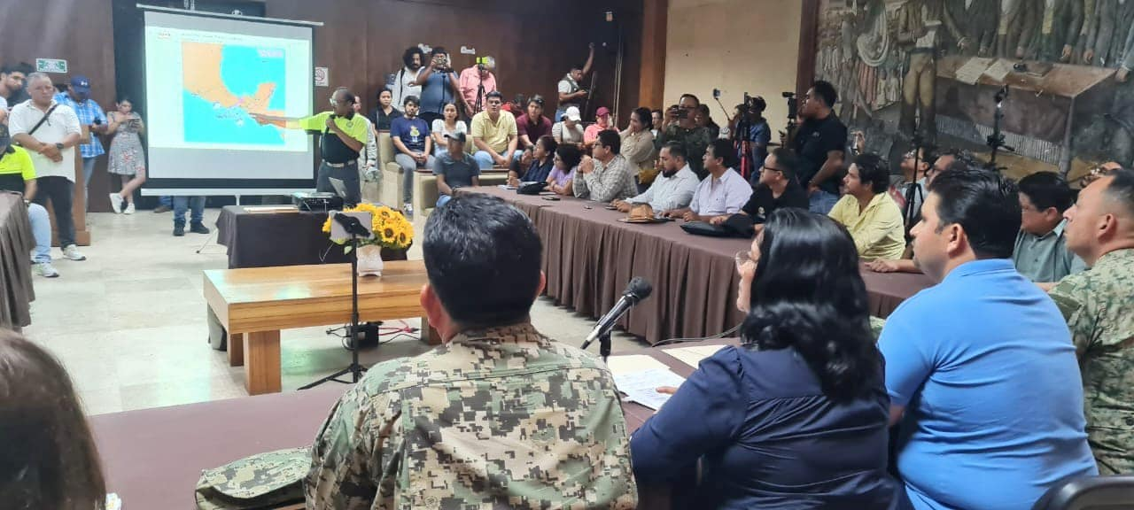 Alcaldesa de Acapulco activa Consejo de Protección Civil ante posible impacto de ciclón