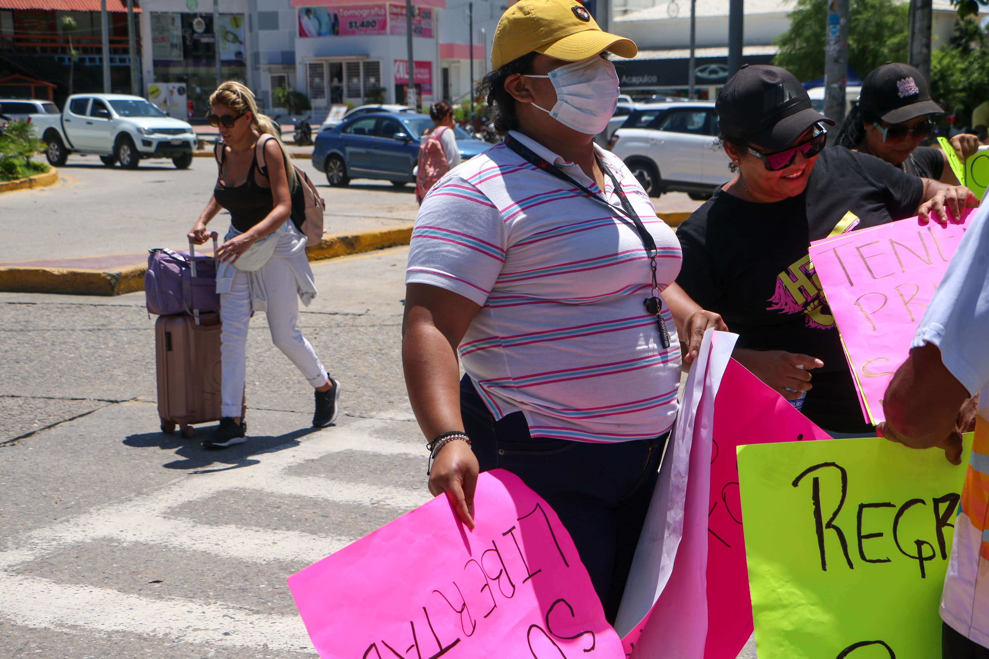 Familiares bloquean la Costera en Acapulco para exigir liberación de hermanos
