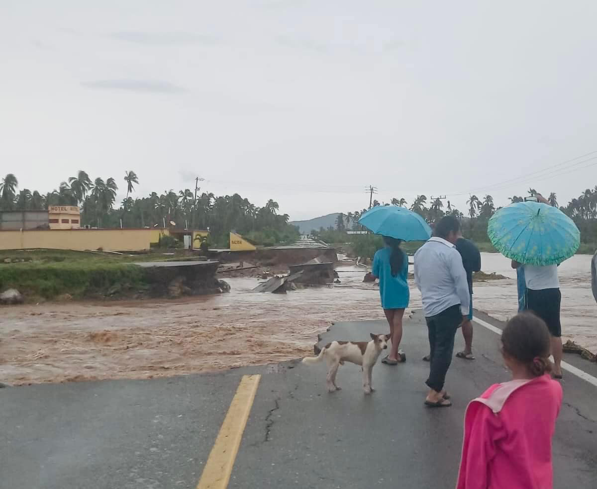 Inundaciones en Coyuca de Benítez Afectan Comunidades y Carreteras