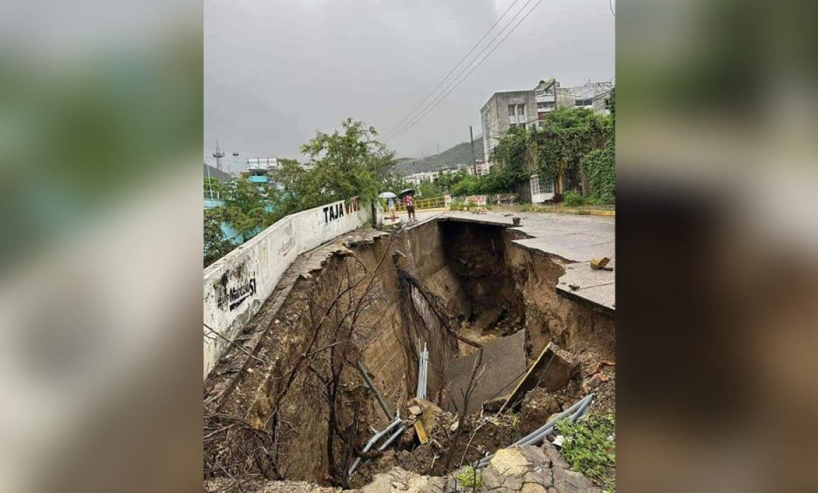 Un enorme socavón afecta la colonia Palma Sola en Acapulco tras lluvias de la tormenta John