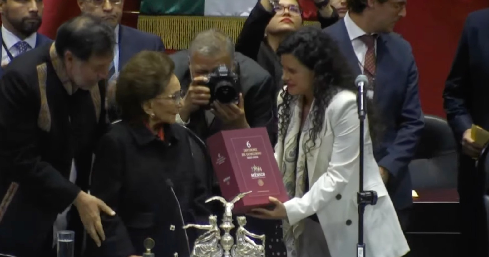 Entrega Luisa María Alcalde el Sexto Informe de Gobierno en el Congreso entre elogios al presidente AMLO