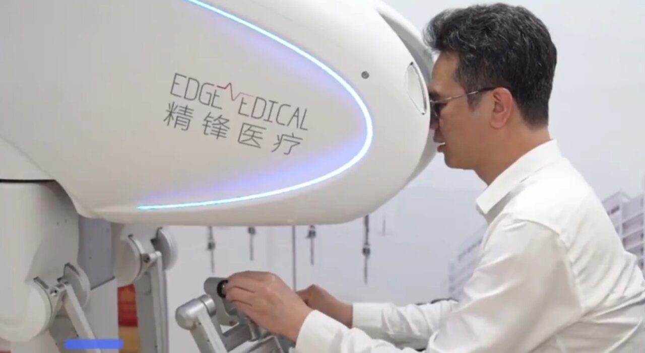 Viral: Cirujano opera a mujer ¡a más de 5 mil kilómetros de distancia!