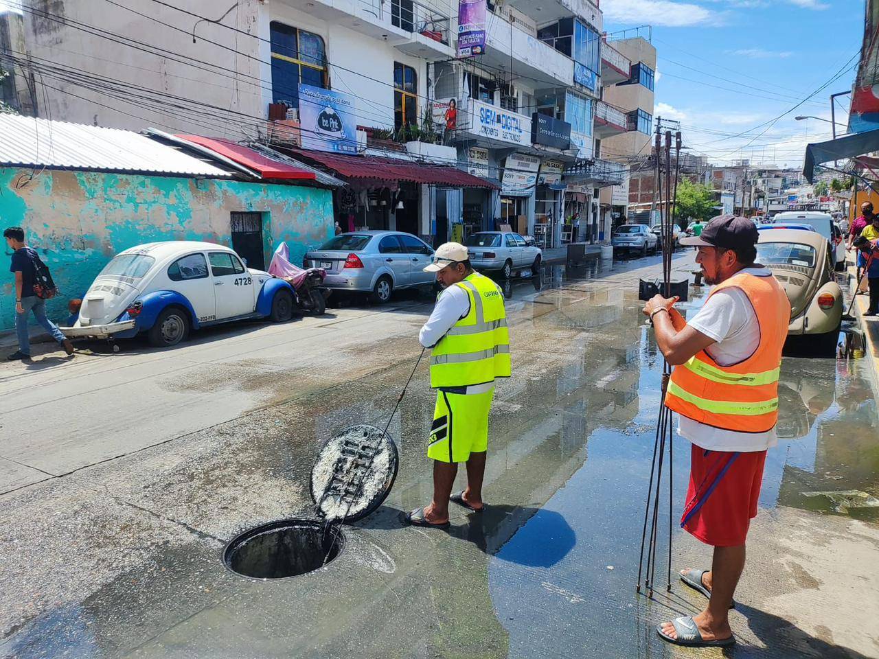 CAPAMA realiza trabajos de desazolve y colocación de tapas en pozos de visita en el municipio de Acapulco