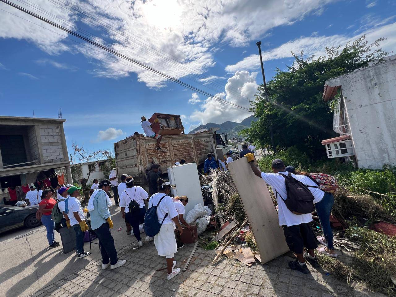 Gobierno de Guerrero continúa colos trabajos de limpieza en colonias de Acapulco