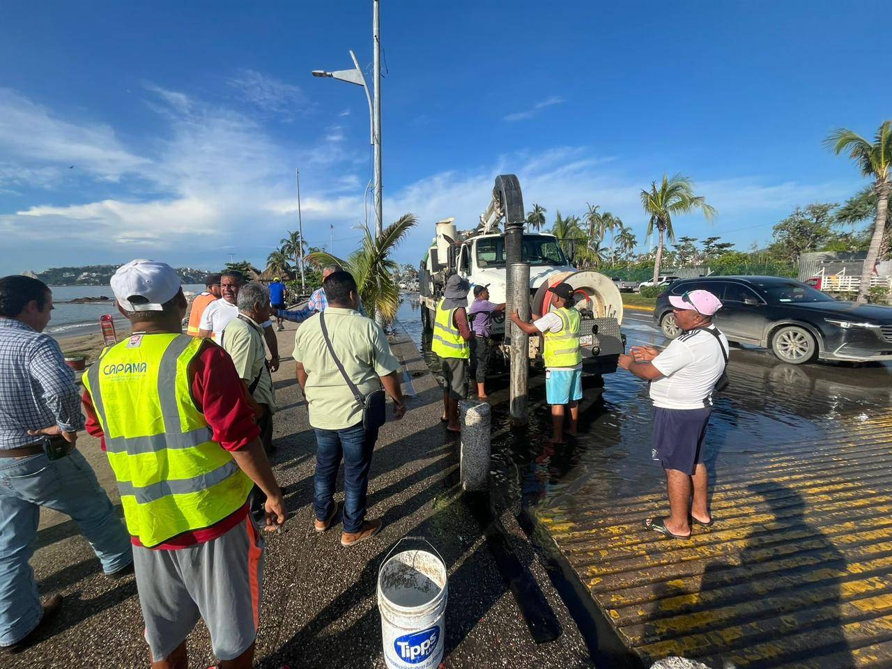 Intensifica CAPAMA brigadas de desazolve en red de pozos de visita de Acapulco