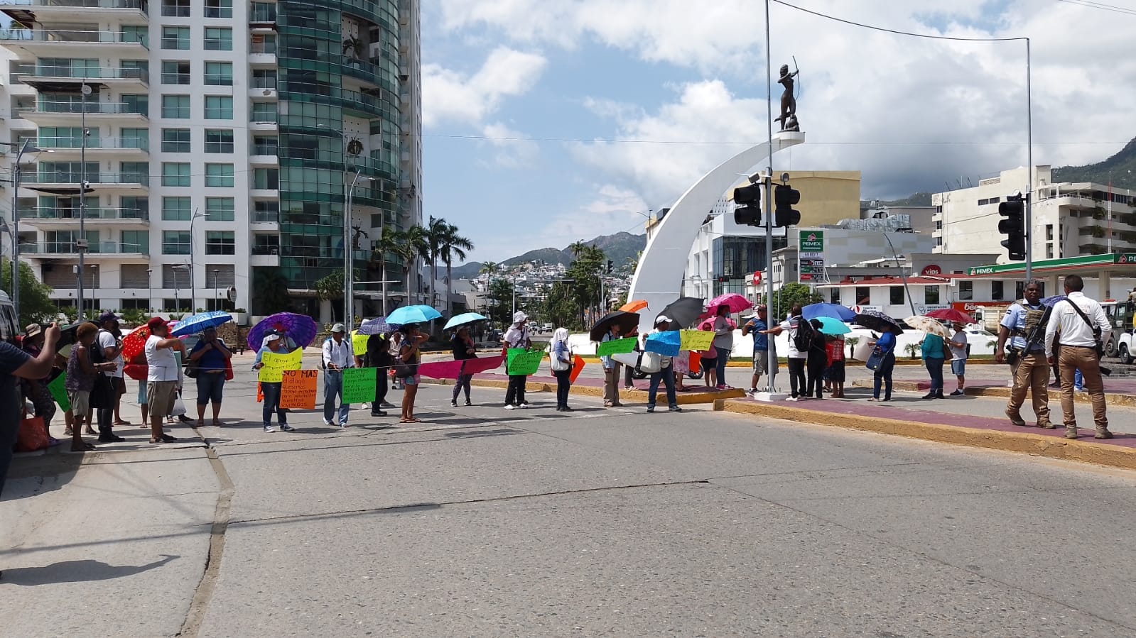 Damnificados por el huracán Otis y el huracán John bloquean calles de Acapulco