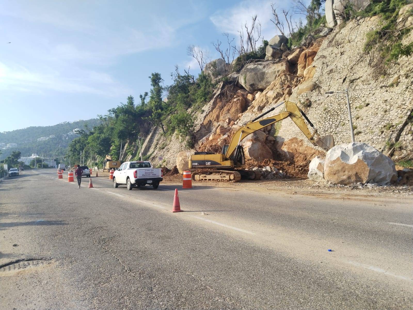 Avanzan los trabajos de mantenimiento y rehabilitación en la Escénica de Acapulco tras el paso del huracán John