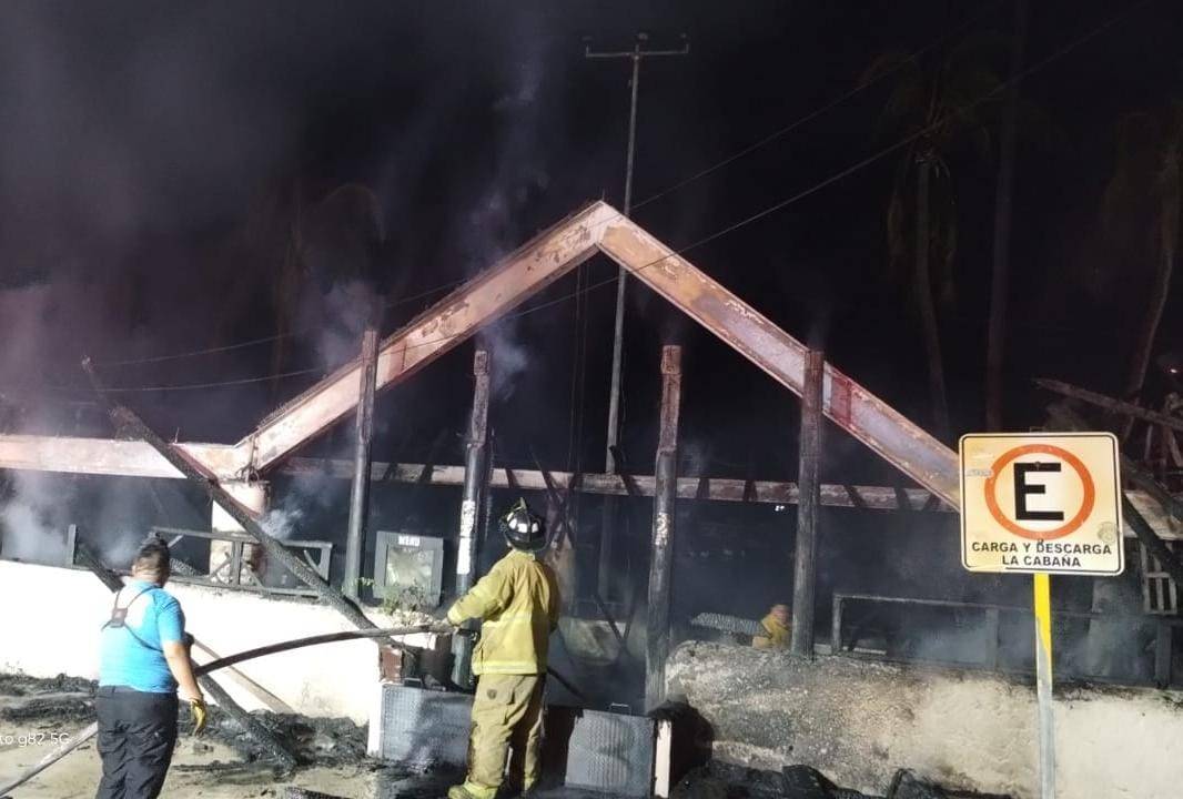 Se incendia el restaurant La Cabaña de Caleta; bomberos de Acapulco atienden el siniestro