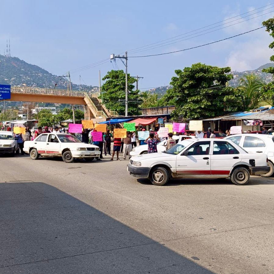 Taxistas bloquean el bulevar Vicente Guerrero en Acapulco; exigen seguridad para transportistas