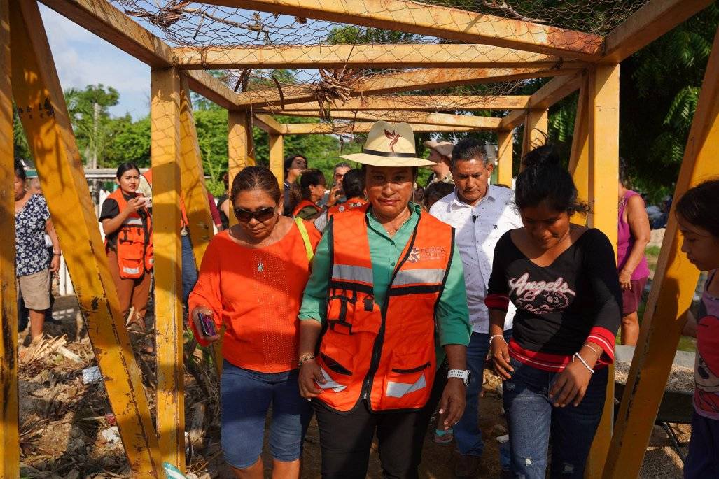 Presidenta municipal de Acapulco, Abelina López, mantiene los recorridos en colonias afectadas por  el huracán John