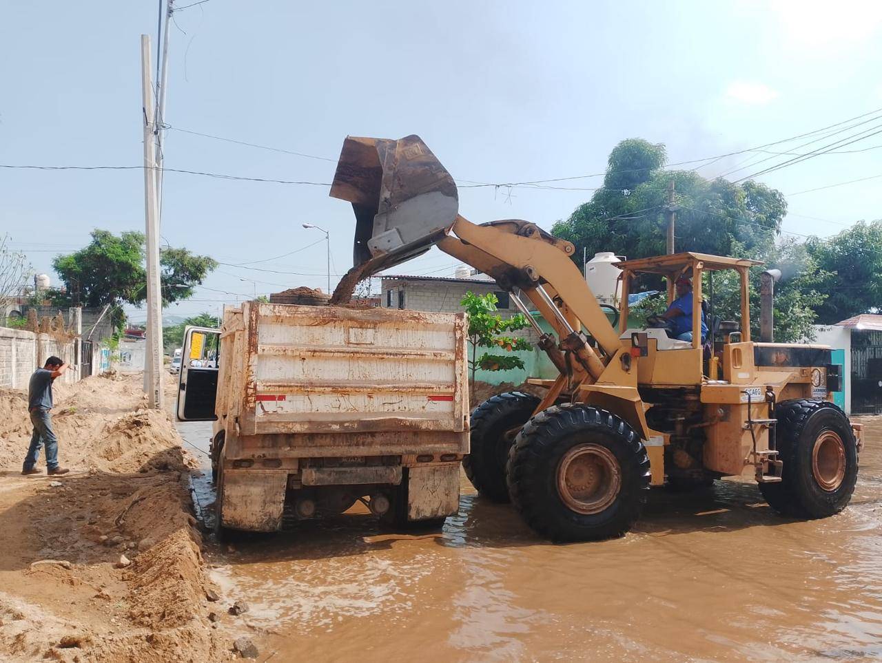 Continúan los trabajos para rehabilitar caminos y mejorar las condiciones para el tránsito seguro en Guerrero