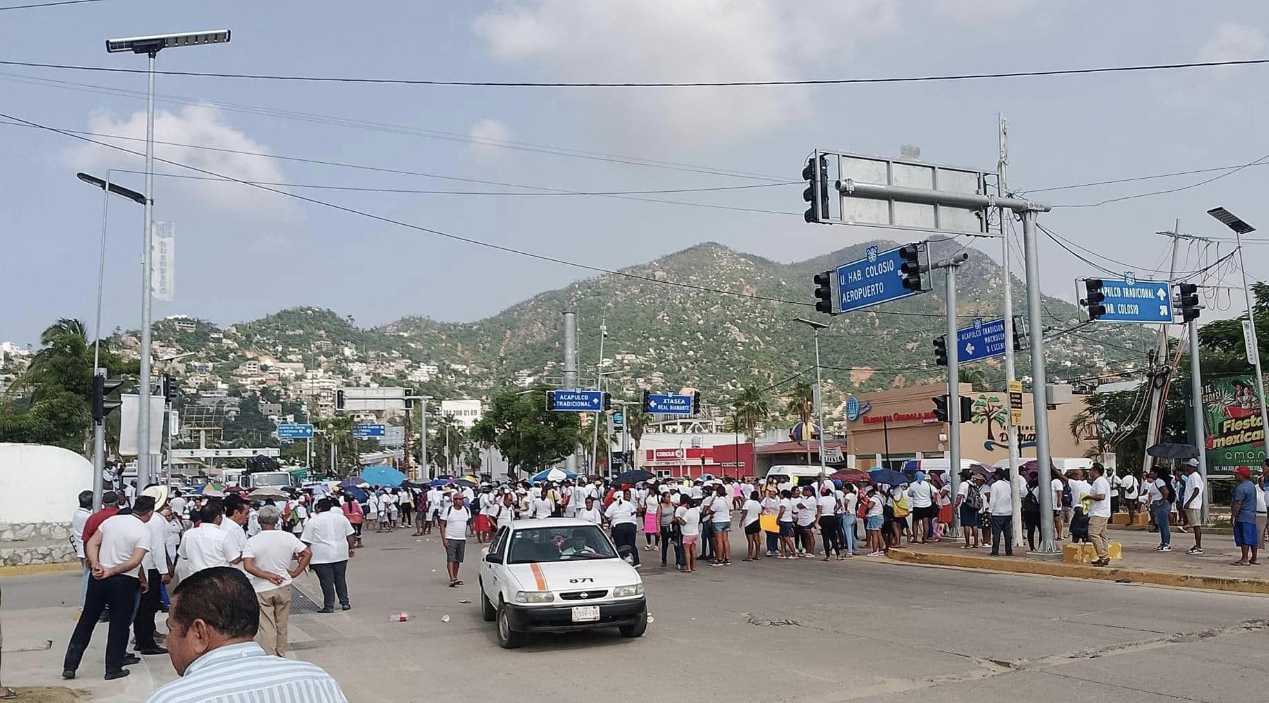 Prestadores de servicios de Acapulco bloquean boulevard de las Naciones; exigen apoyos del gobierno