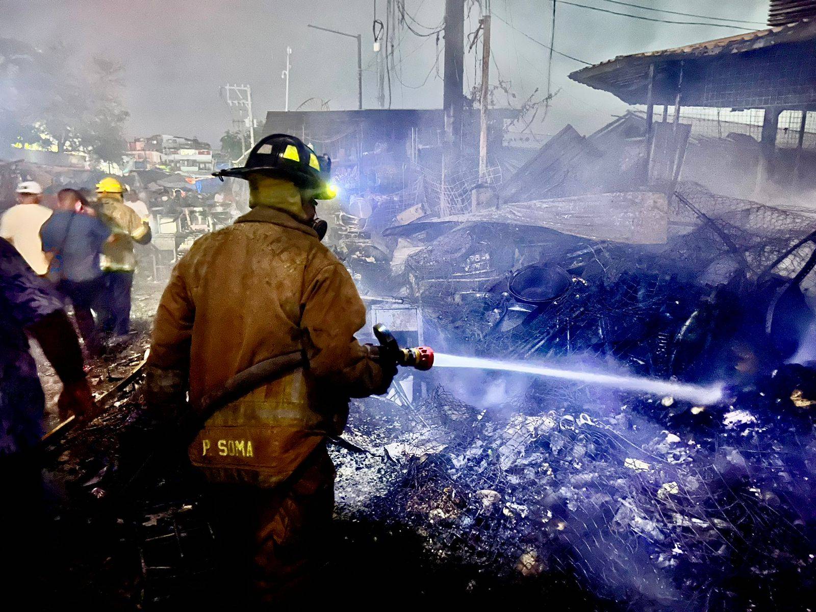Se incendia el mercado central de Acapulco; arrasa con 25 locales