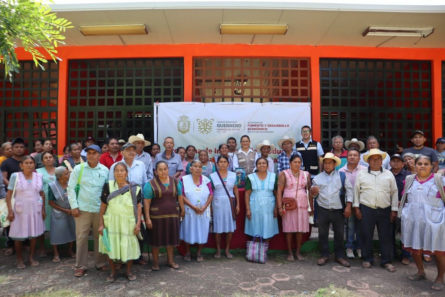 Entrega SEFODECO apoyos a los artesanos de Xalitla, afectadas por el huracán John