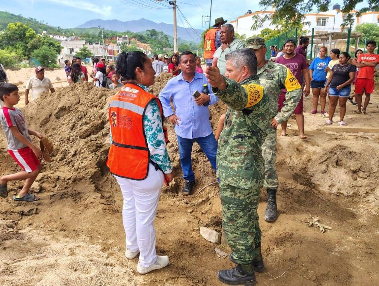 Despejan avenida principal de San Agustín y atiende a vecinos de Loma del Aire, en Acapulco