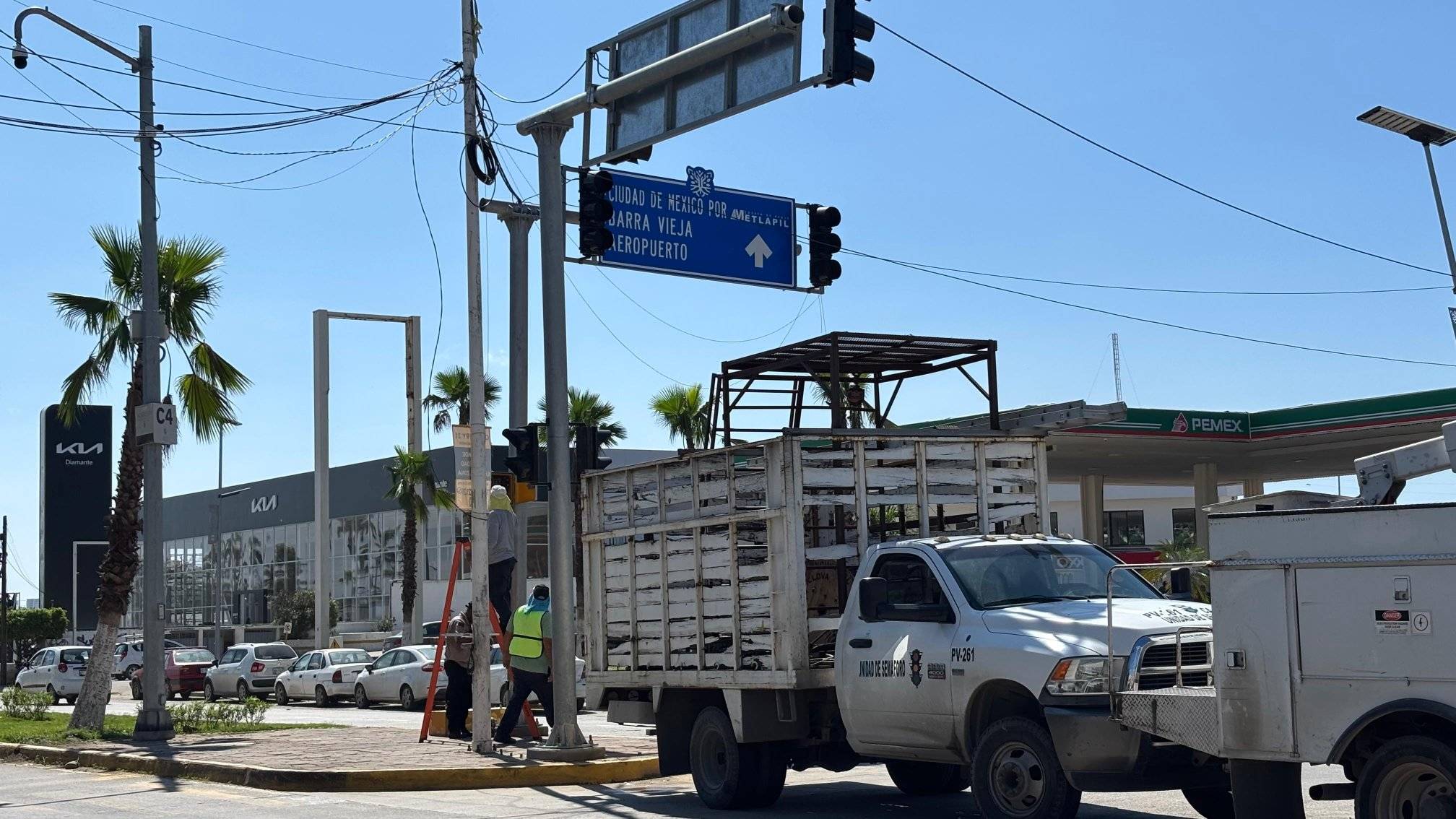 Reparan semáforos en diferentes puntos del puerto de Acapulco