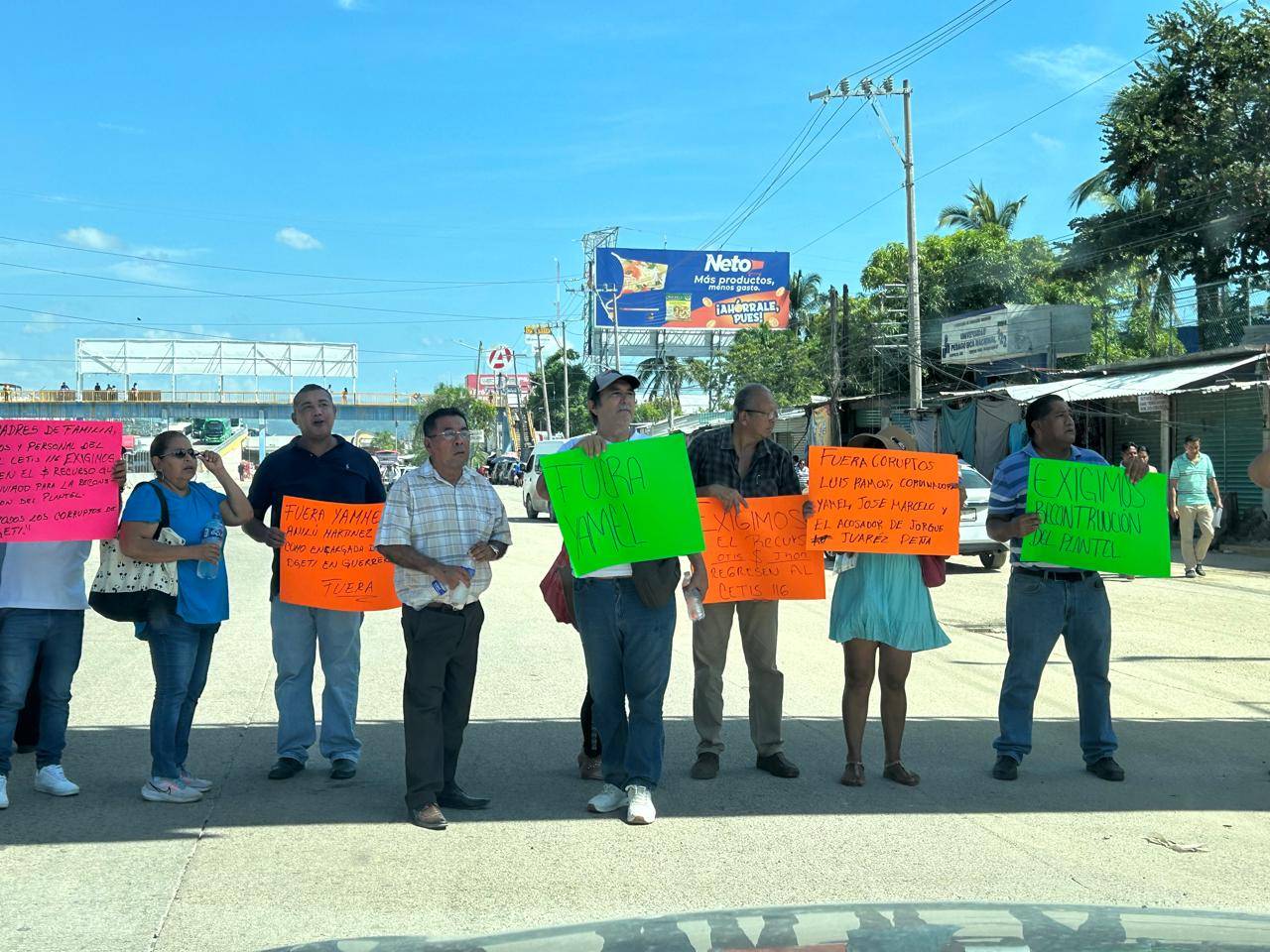 Bloquean profesores del CETIS 116 el bulevar Vicente Guerrero para exigir rehabilitación del plantel en Acapulco