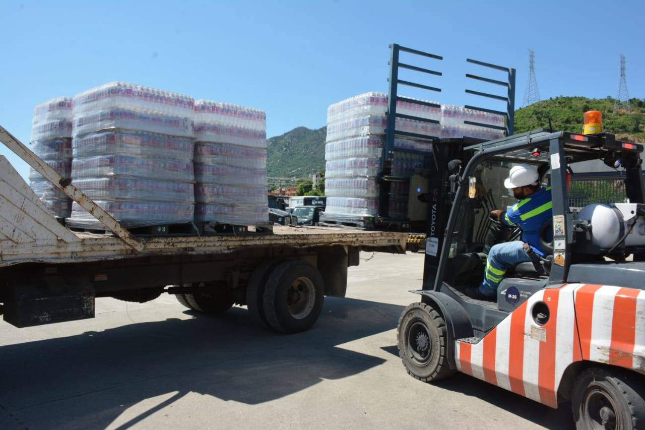 Grupo Modelo dona 43 mil 200 botellas de agua para los afectados del huracán John en Guerrero