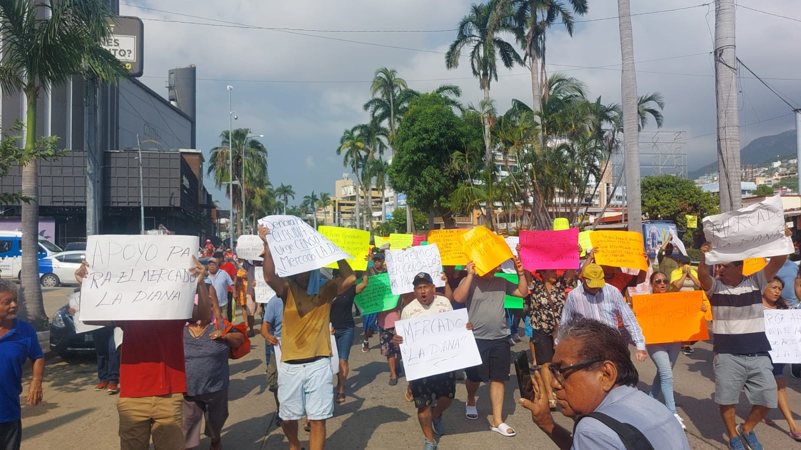 Comerciantes bloquean la Costera de Acapulco a la altura de La Diana; piden ser censados