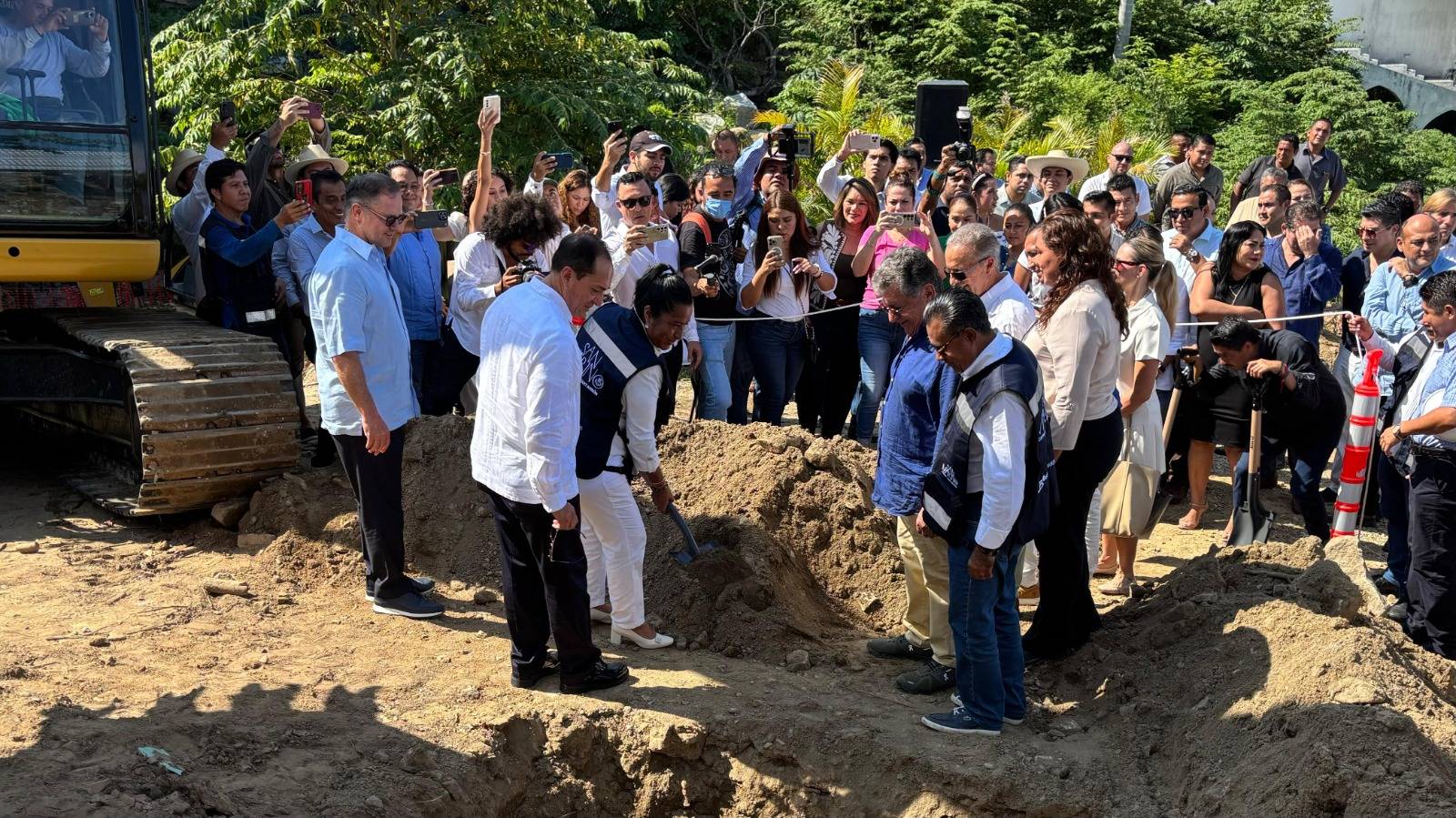 Pone primera piedra de desarrollo inmobiliario en Brisas Guitarrón, en Acapulco