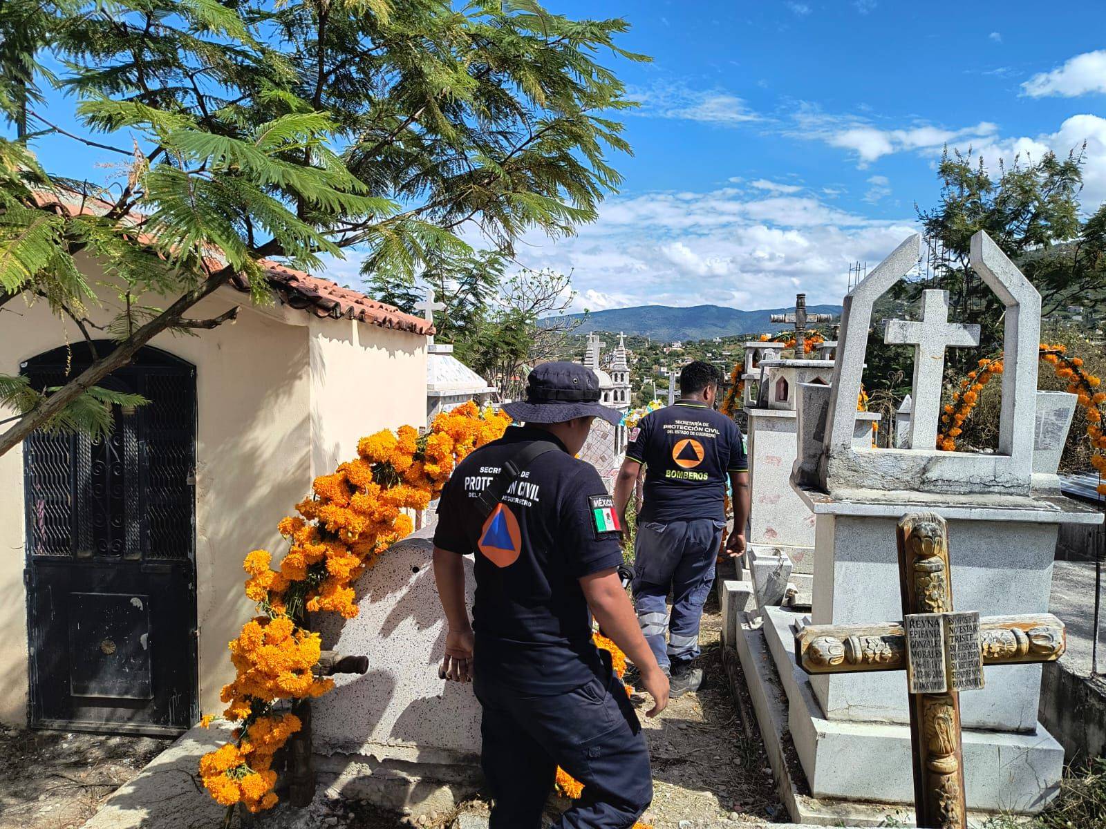 Personal de Protección Civil recorre panteones de Guerrero para prevenir accidentes durante la celebración del Día de Muertos