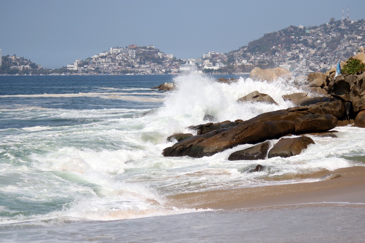 Continuará mar de fondo en Acapulco; exhorta Gobierno Municipal a tomar precauciones en playas