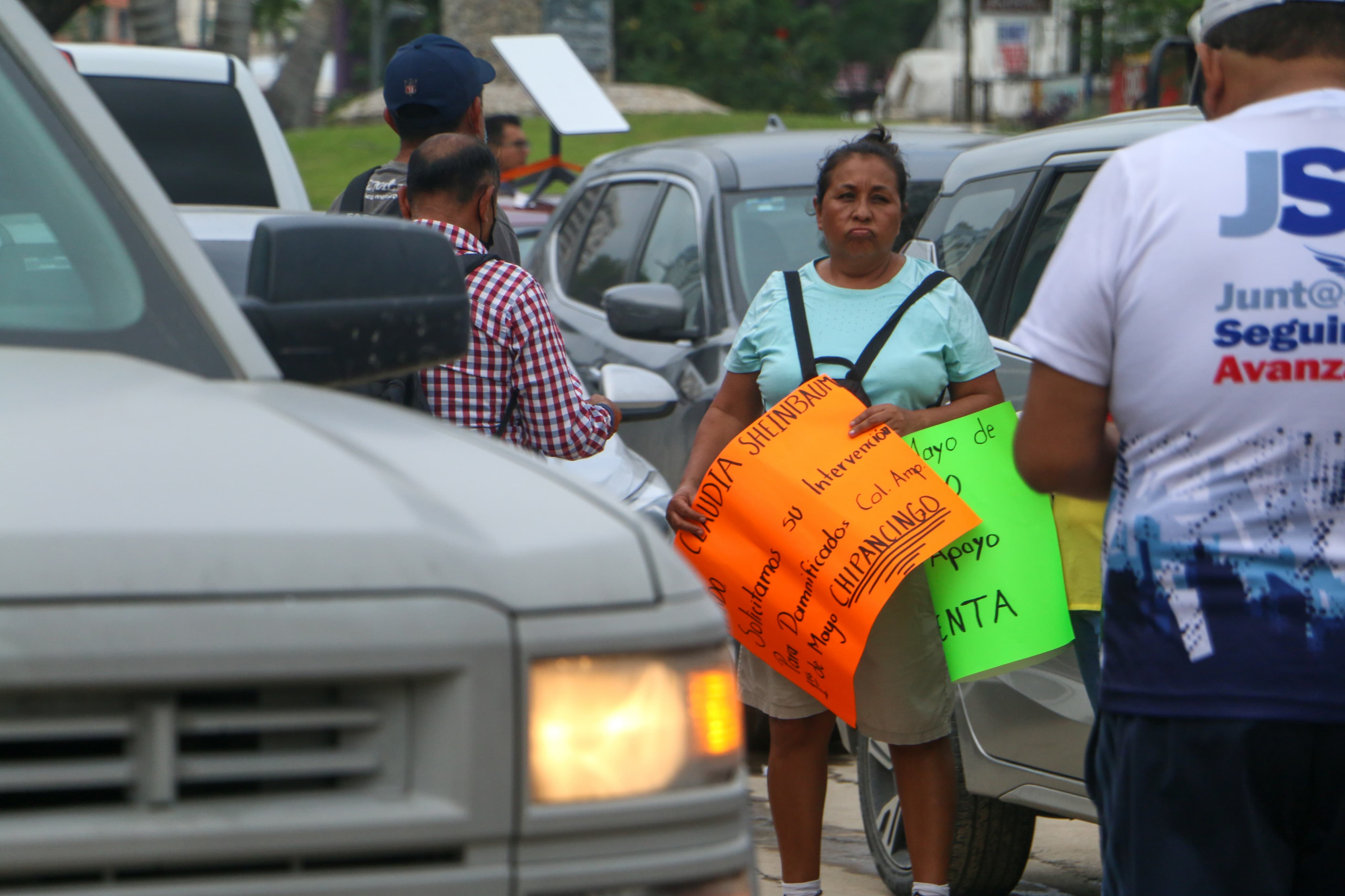 Ciudadanos se manifiestan con pancartas en la visita de Claudia Sheinbaum a Acapulco