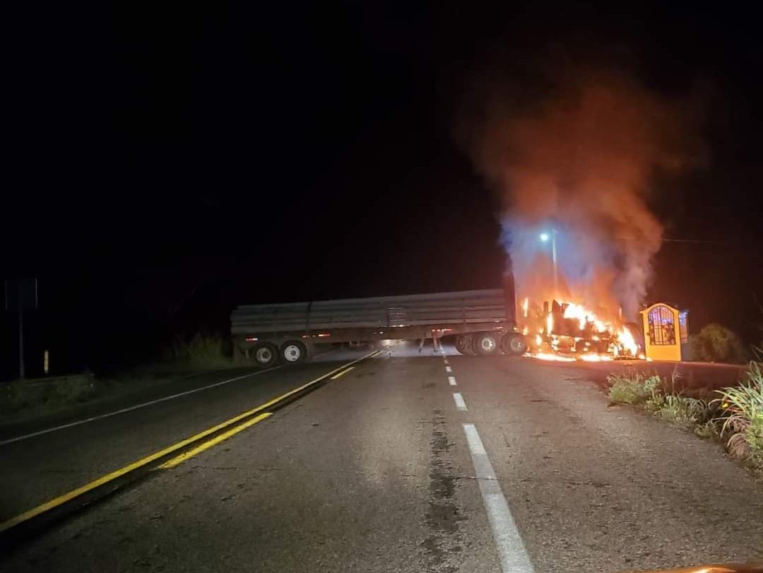 Tecpan de Galeana bajo fuego: Enfrentamientos y bloqueos; civiles armados desatan violencia