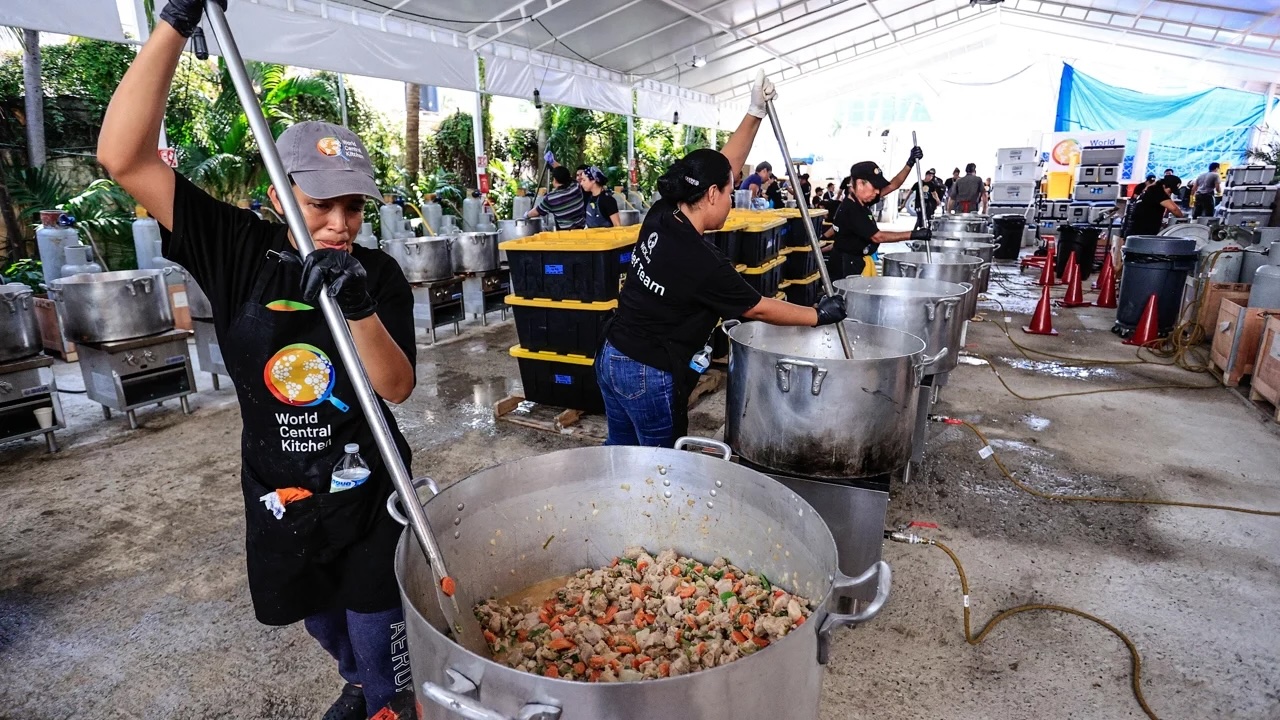 World Central Kitchen entregan 35 mil comidas diarias en Guerrero tras huracán John