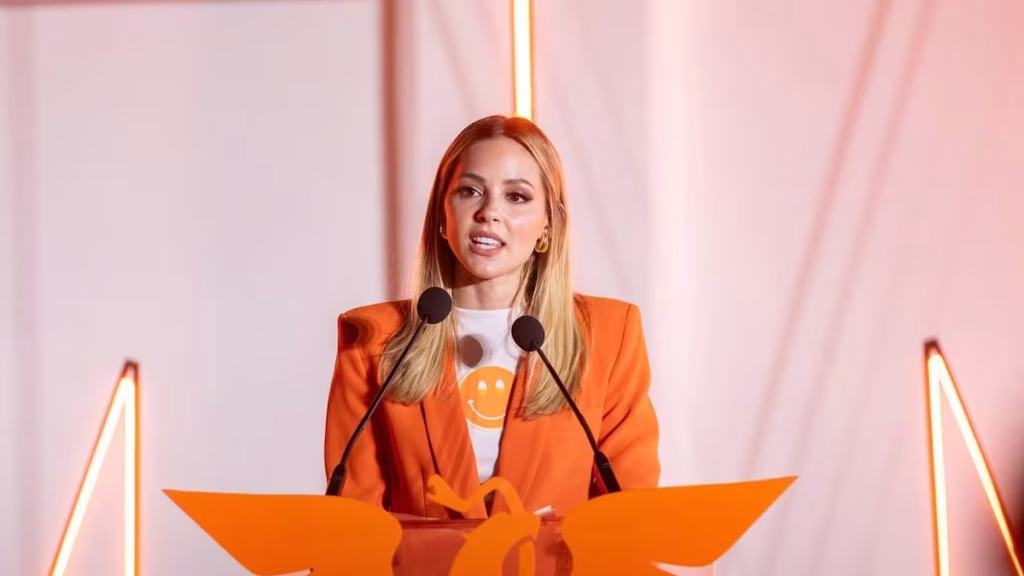 Mariana Rodriguez contra Adrián Marcelo.