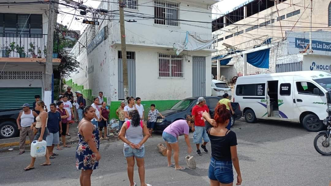 Bloqueo en Calzada Pie de La Cuesta: Vecinos exigen energía eléctrica y agua potable