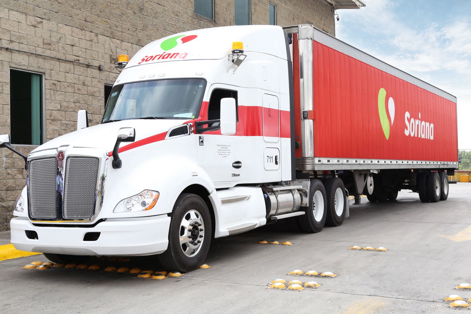 Asaltan a camión de Soriana en Tecpan; roban línea blanca y golpean a conductores