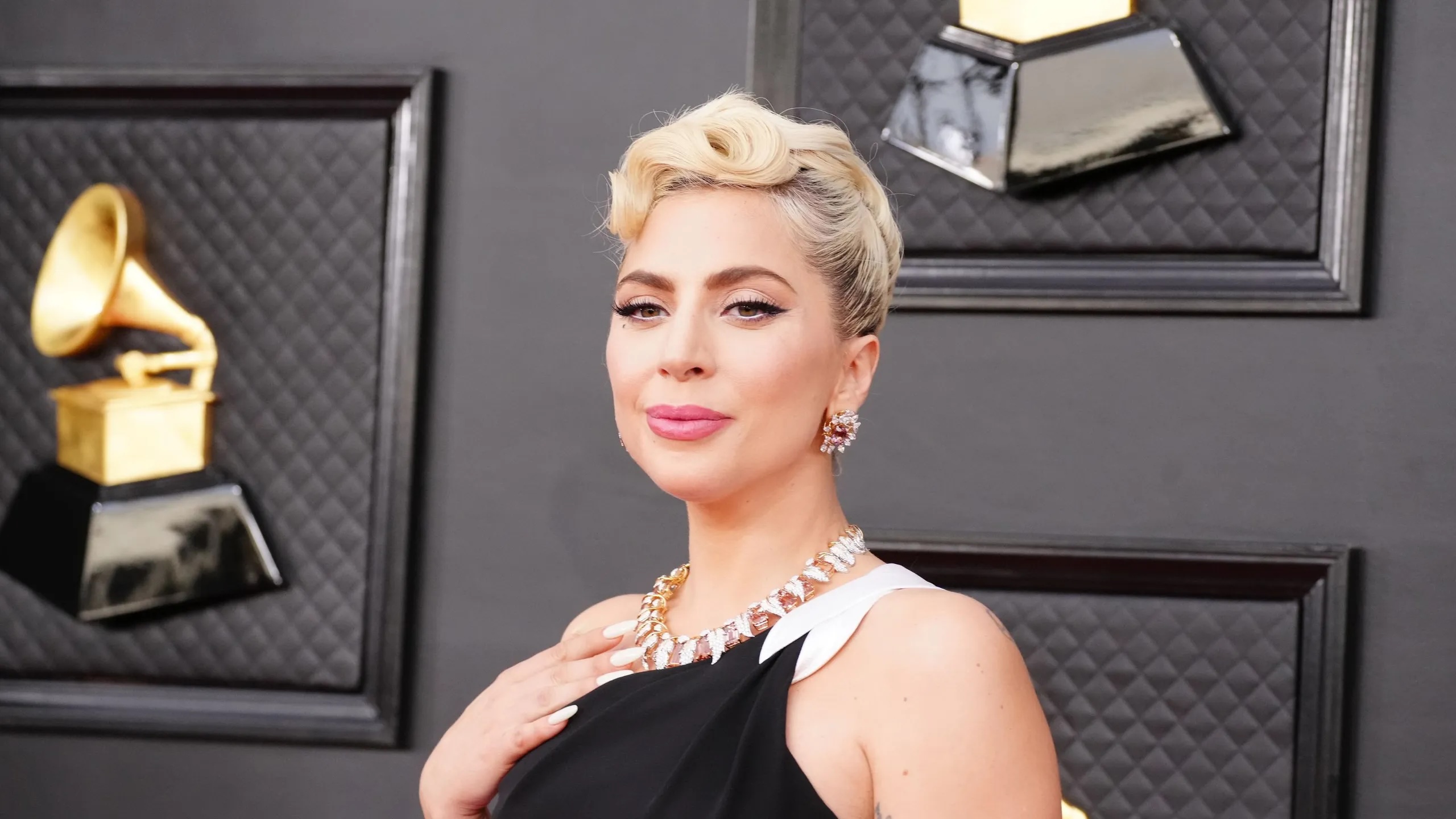 Lady Gaga explica por qué nunca quiso aclarar los rumores que decían que ella era «hermafrodita»