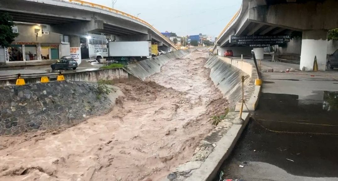 VIDEOS: Tromba provoca inundaciones y arrastra vehículos en Chilpancingo