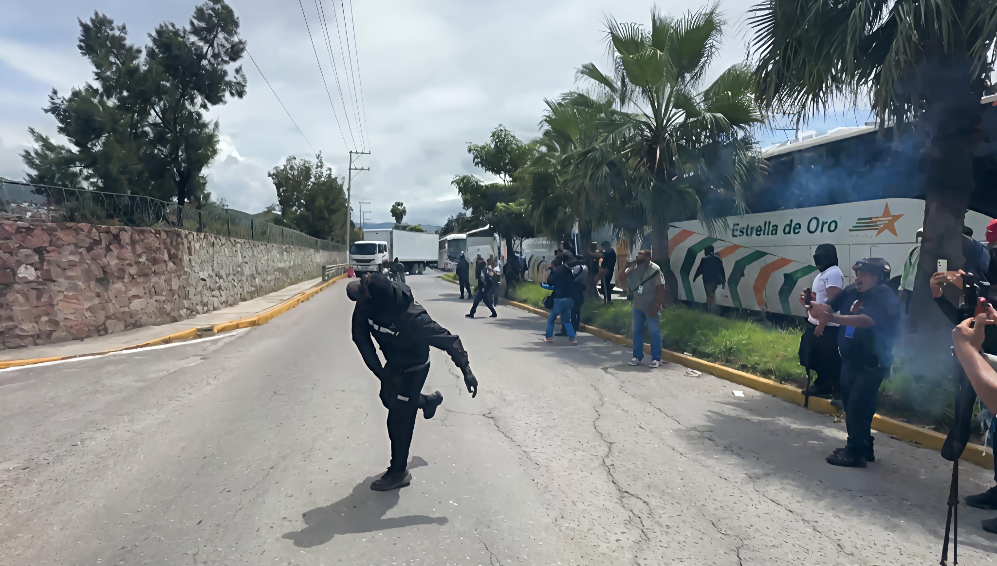 Normalistas generan destrozos en la capital de Guerrero durante protesta frente a la 35 Zona Militar
