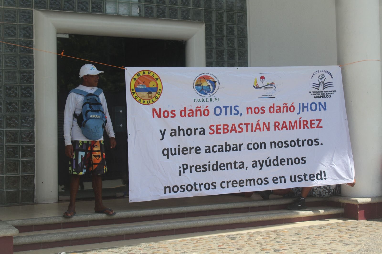 Prestadores turísticos bloquean Palacio Federal en Acapulco para exigir freno al “Marinabús”