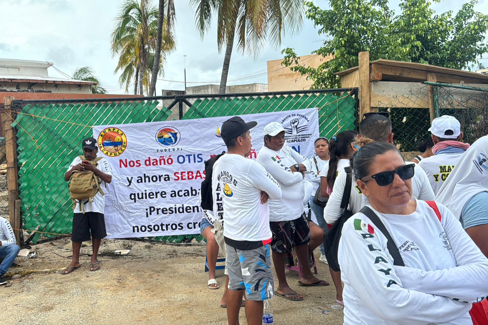 Prestadores turísticos de Acapulco se plantan en el Jardín del Puerto contra obras de Fonatur