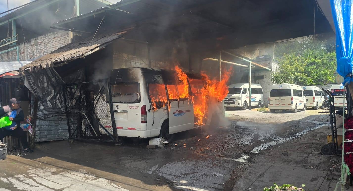 Hombres armados nuevamente incendian urvan en Chilpancingo; transportistas suspenden el servicio