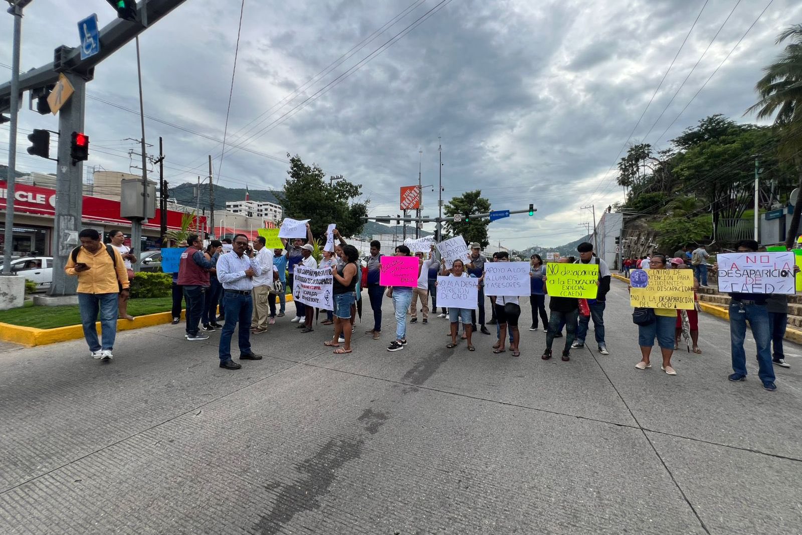 Padres bloquean avenida en Acapulco para exigir educación inclusiva y pago a docentes del CAED