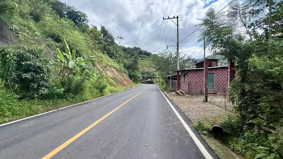 Avanzan trabajos de rehabilitación carretera El Paraíso – Puerto Gallo, en la Sierra de Costa Grande