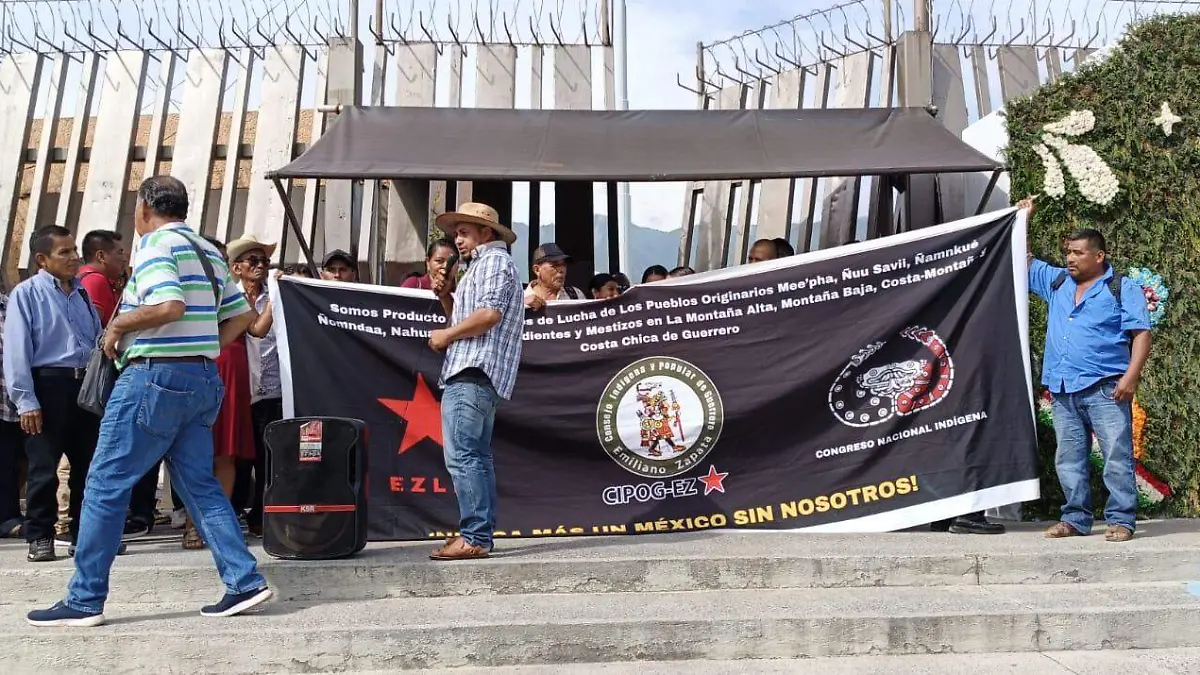 Agrupación de personas indígenas y afrodescendientes toman palacio de gobierno en Chilpancingo para exigir obras y apoyos